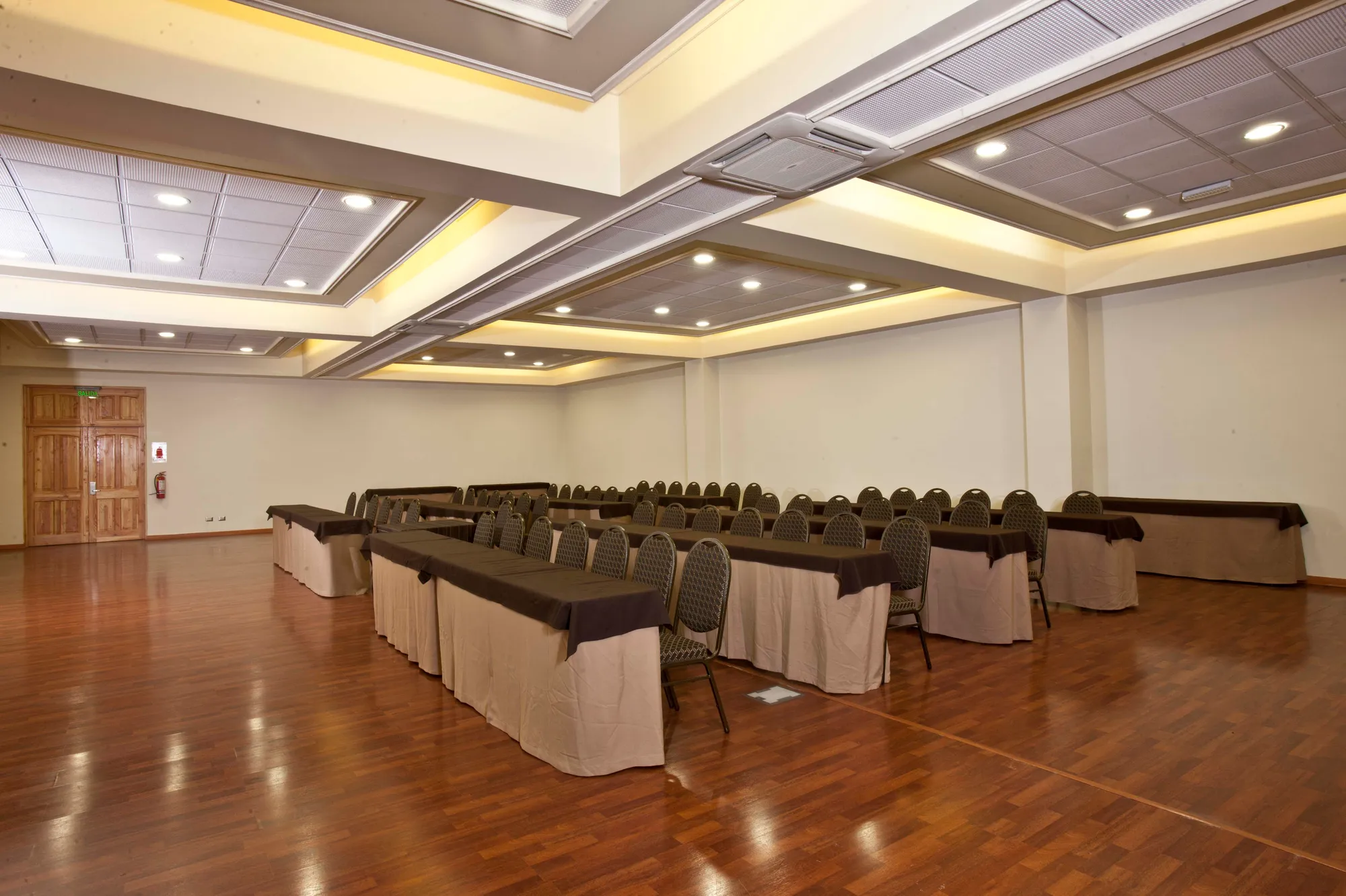Salones y espacios para eventos · Conference Resort